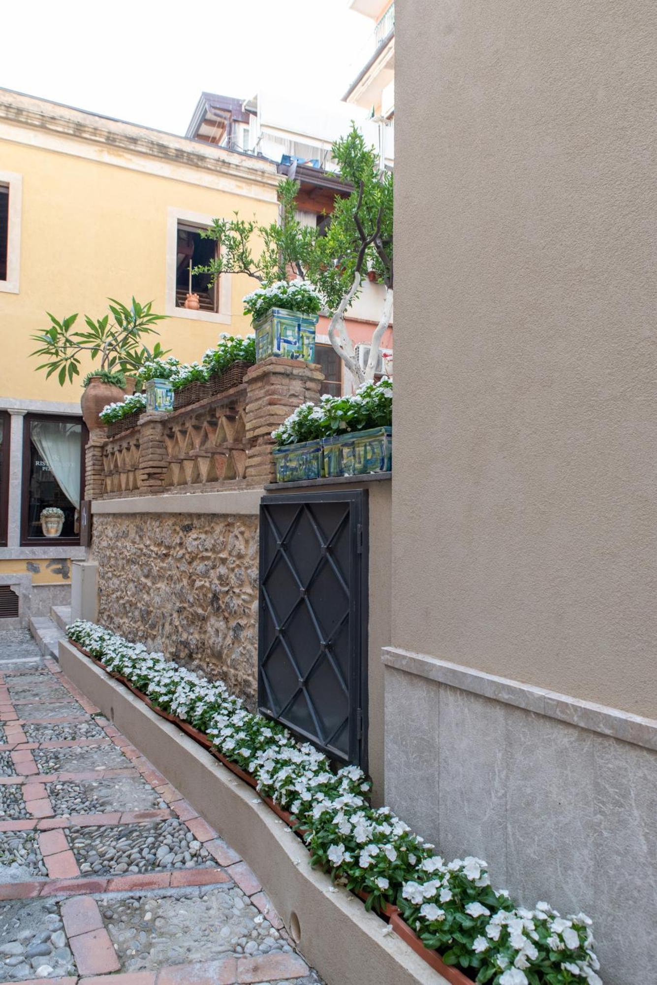 Villa D'Orville Luxury Suites Таормина Екстериор снимка