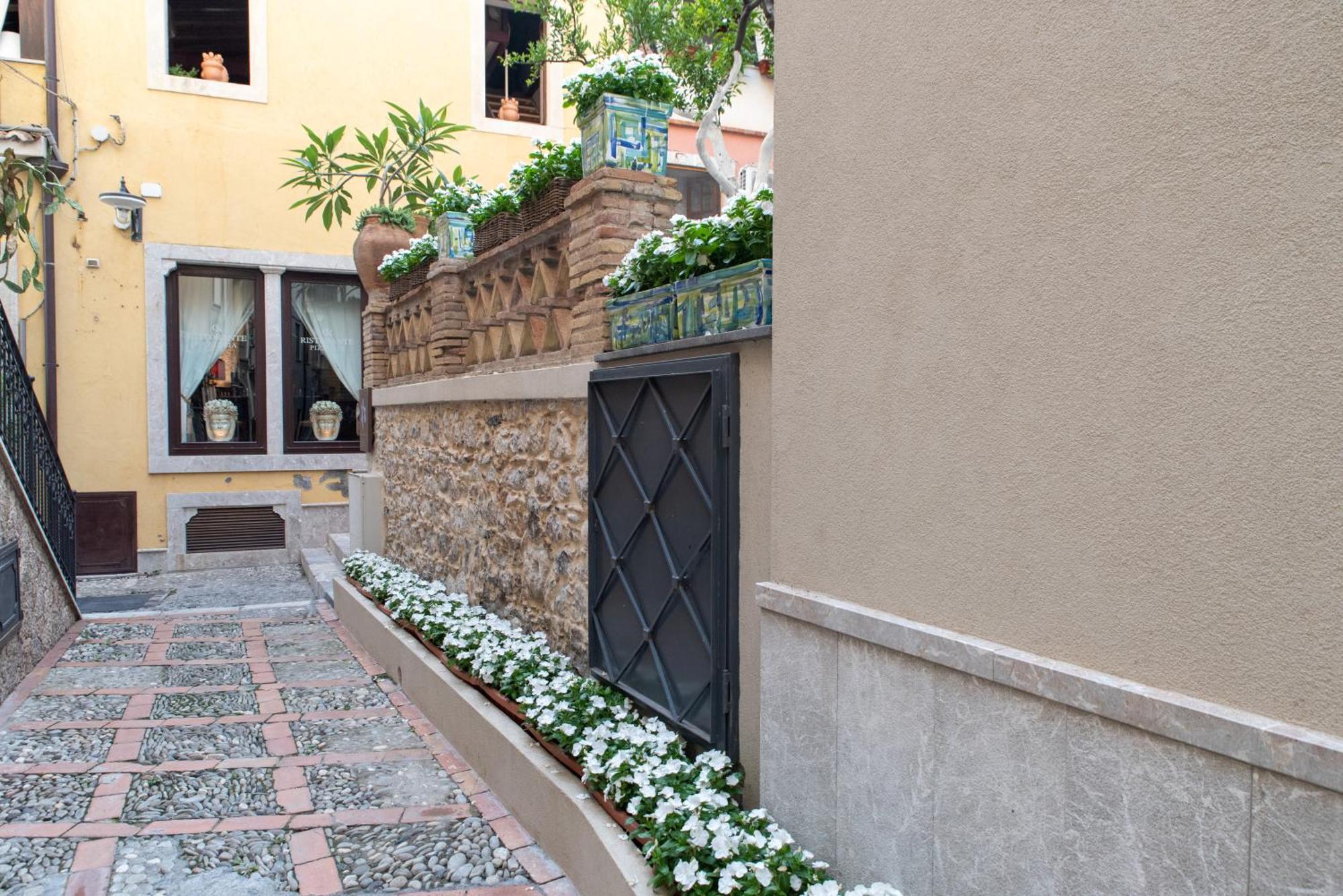 Villa D'Orville Luxury Suites Таормина Екстериор снимка