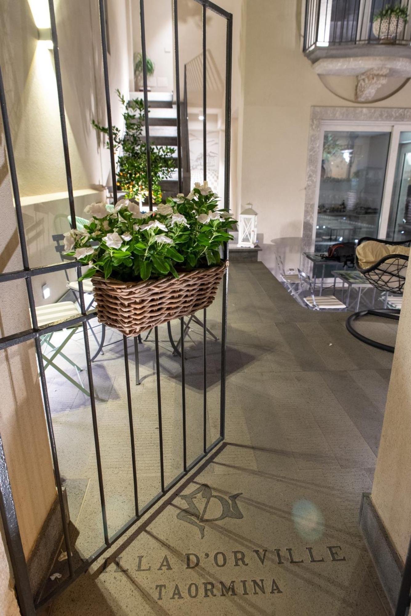 Villa D'Orville Luxury Suites Таормина Екстериор снимка
